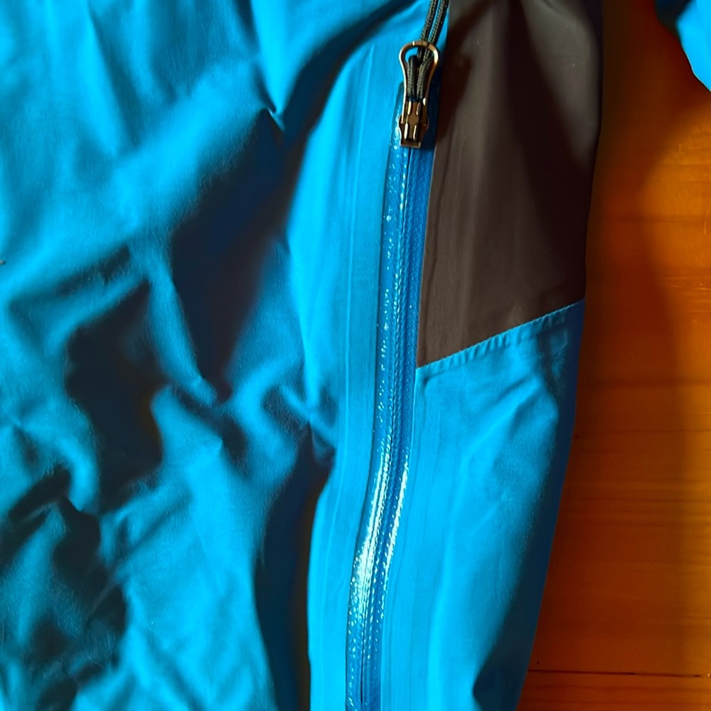 Mountain Hardwear Blue Raincoat with Hood and Weather-Resistant Material - Picture 4 of 7